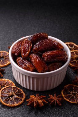 Seramik tabakta kurutulmuş hurmalar, ramazan tabağı için Arapça yiyecekler. Kurumuş tarihler tasarımın için bir yemek arkaplanı olarak kullanılacak..