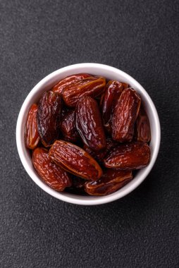 Seramik tabakta kurutulmuş hurmalar, ramazan tabağı için Arapça yiyecekler. Kurumuş tarihler tasarımın için bir yemek arkaplanı olarak kullanılacak..