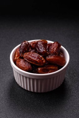 Seramik tabakta kurutulmuş hurmalar, ramazan tabağı için Arapça yiyecekler. Kurumuş tarihler tasarımın için bir yemek arkaplanı olarak kullanılacak..