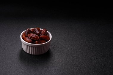 Seramik tabakta kurutulmuş hurmalar, ramazan tabağı için Arapça yiyecekler. Kurumuş tarihler tasarımın için bir yemek arkaplanı olarak kullanılacak..