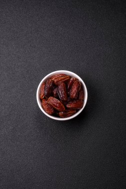 Seramik tabakta kurutulmuş hurmalar, ramazan tabağı için Arapça yiyecekler. Kurumuş tarihler tasarımın için bir yemek arkaplanı olarak kullanılacak..