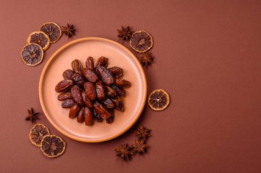 Seramik tabakta kurutulmuş hurmalar, ramazan tabağı için Arapça yiyecekler. Kurumuş tarihler tasarımın için bir yemek arkaplanı olarak kullanılacak..