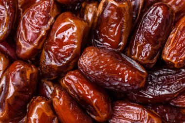 Seramik tabakta kurutulmuş hurmalar, ramazan tabağı için Arapça yiyecekler. Kurumuş tarihler tasarımın için bir yemek arkaplanı olarak kullanılacak..