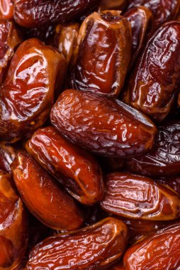 Seramik tabakta kurutulmuş hurmalar, ramazan tabağı için Arapça yiyecekler. Kurumuş tarihler tasarımın için bir yemek arkaplanı olarak kullanılacak..