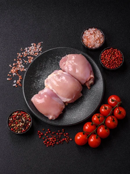 Çiğ tavuk budu fileto, protein kaynağı olarak kümes hayvanları eti. Tasarımın için yemek arkaplanı olarak tavuk budu filetosu..