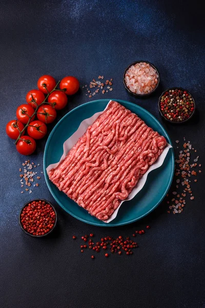 Çiğ et ya da domuz eti, hamburger ya da diğer yemek hazırlıkları için et. Tasarımınız için yemek arkaplanı olarak çiğ et..