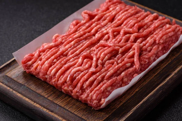 Çiğ et ya da domuz eti, hamburger ya da diğer yemek hazırlıkları için et. Tasarımınız için yemek arkaplanı olarak çiğ et..