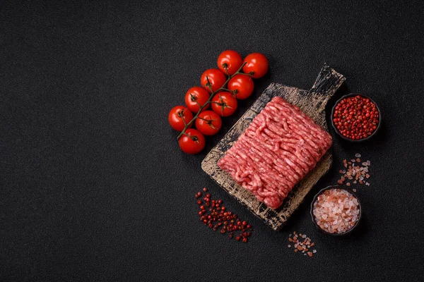 Çiğ et ya da domuz eti, hamburger ya da diğer yemek hazırlıkları için et. Tasarımınız için yemek arkaplanı olarak çiğ et..