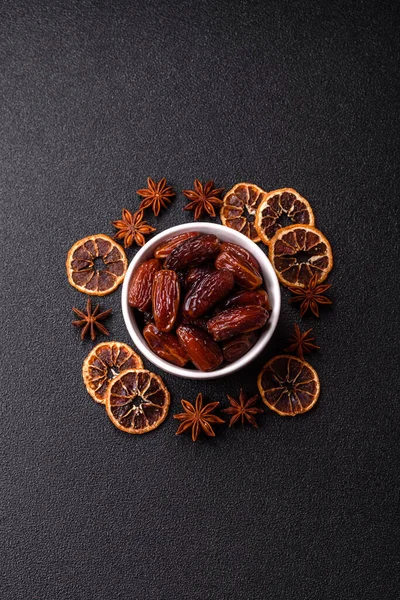 Seramik tabakta kurutulmuş hurmalar, ramazan tabağı için Arapça yiyecekler. Kurumuş tarihler tasarımın için bir yemek arkaplanı olarak kullanılacak..