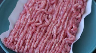 Çiğ et ya da domuz eti, hamburger ya da diğer yemek hazırlıkları için et. Tasarımınız için yemek arkaplanı olarak çiğ et..