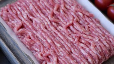 Çiğ et ya da domuz eti, hamburger ya da diğer yemek hazırlıkları için et. Tasarımınız için yemek arkaplanı olarak çiğ et..