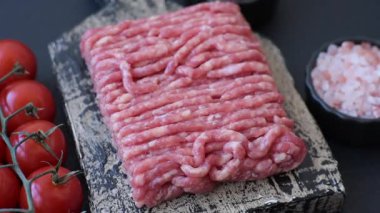 Çiğ et ya da domuz eti, hamburger ya da diğer yemek hazırlıkları için et. Tasarımınız için yemek arkaplanı olarak çiğ et..