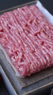 Çiğ et ya da domuz eti, hamburger ya da diğer yemek hazırlıkları için et. Tasarımınız için yemek arkaplanı olarak çiğ et..