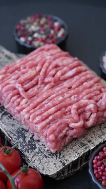 Çiğ et ya da domuz eti, hamburger ya da diğer yemek hazırlıkları için et. Tasarımınız için yemek arkaplanı olarak çiğ et..