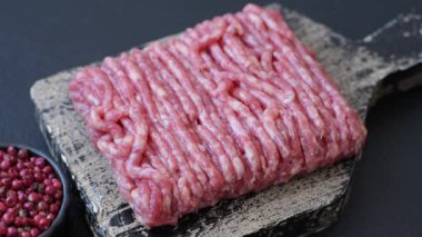 Çiğ et ya da domuz eti, hamburger ya da diğer yemek hazırlıkları için et. Tasarımınız için yemek arkaplanı olarak çiğ et..