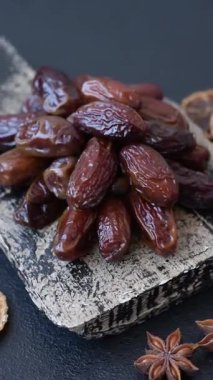 Seramik tabakta kurutulmuş hurmalar, ramazan tabağı için Arapça yiyecekler. Kurumuş tarihler tasarımın için bir yemek arkaplanı olarak kullanılacak..