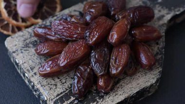 Seramik tabakta kurutulmuş hurmalar, ramazan tabağı için Arapça yiyecekler. Kurumuş tarihler tasarımın için bir yemek arkaplanı olarak kullanılacak..