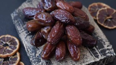 Seramik tabakta kurutulmuş hurmalar, ramazan tabağı için Arapça yiyecekler. Kurumuş tarihler tasarımın için bir yemek arkaplanı olarak kullanılacak..