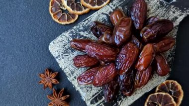 Seramik tabakta kurutulmuş hurmalar, ramazan tabağı için Arapça yiyecekler. Kurumuş tarihler tasarımın için bir yemek arkaplanı olarak kullanılacak..