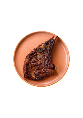 Kızarmış kemik eti, dana baltası bifteği, sulu ızgara et. Tomahawk bifteği tasarımın için yemek arka planı olarak kullanılacak..