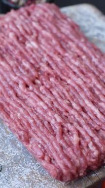 Çiğ kıyma ya da domuz eti, hamburger için kıyma. Gıda arkaplanı olarak kıyma kırmızısı