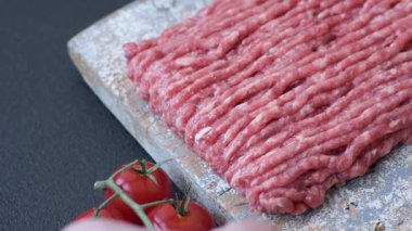 Çiğ kıyma ya da domuz eti, hamburger için kıyma. Gıda arkaplanı olarak kıyma kırmızısı