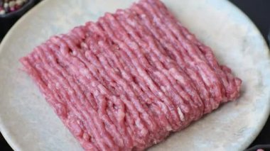 Çiğ kıyma ya da domuz eti, hamburger için kıyma. Gıda arkaplanı olarak kıyma kırmızısı