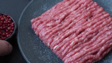 Çiğ kıyma ya da domuz eti, hamburger için kıyma. Gıda arkaplanı olarak kıyma kırmızısı