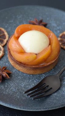 Turta, kayısı parçalı yuvarlak turta, krema ve fındık. Şeftalili tatlı turta, yemek arkaplanı olarak.