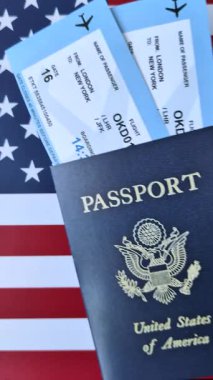 Uçuş, seyahat, sınır geçişi biletleri olan ABD pasaportu ya da kimlik belgesi. Tasarımınız için arka plan olarak ABD pasaportu ve biletleri