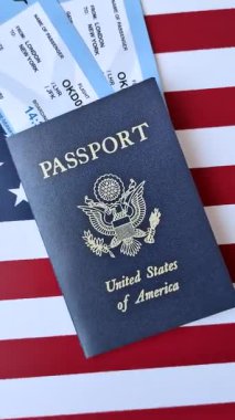 Uçuş, seyahat, sınır geçişi biletleri olan ABD pasaportu ya da kimlik belgesi. Tasarımınız için arka plan olarak ABD pasaportu ve biletleri