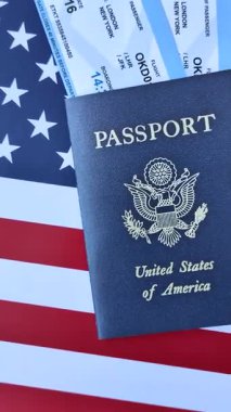 Uçuş, seyahat, sınır geçişi biletleri olan ABD pasaportu ya da kimlik belgesi. Tasarımınız için arka plan olarak ABD pasaportu ve biletleri