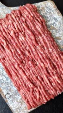 Çiğ kıyma ya da domuz eti, hamburger için kıyma. Gıda arkaplanı olarak kıyma kırmızısı