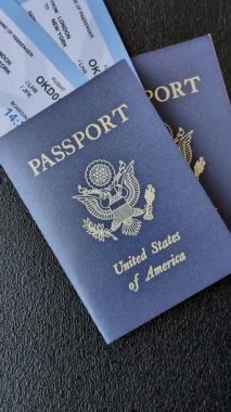 Uçuş, seyahat, sınır geçişi biletleri olan ABD pasaportu ya da kimlik belgesi. Tasarımınız için arka plan olarak ABD pasaportu ve biletleri