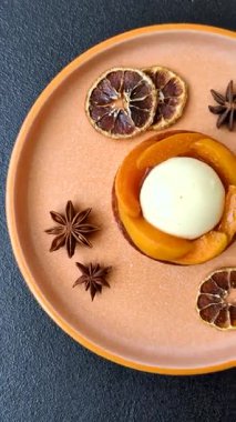 Turta, kayısı parçalı yuvarlak turta, krema ve fındık. Şeftalili tatlı turta, yemek arkaplanı olarak.