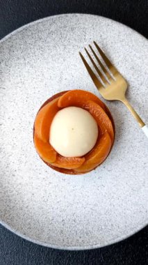 Turta, kayısı parçalı yuvarlak turta, krema ve fındık. Şeftalili tatlı turta, yemek arkaplanı olarak.