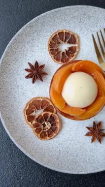 Turta, kayısı parçalı yuvarlak turta, krema ve fındık. Şeftalili tatlı turta, yemek arkaplanı olarak.