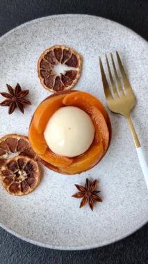 Turta, kayısı parçalı yuvarlak turta, krema ve fındık. Şeftalili tatlı turta, yemek arkaplanı olarak.