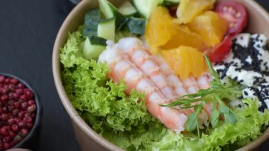 Karides, deniz ürünleri, pirinç, portakal, soslu domates. Tasarımınız için karidesli kase.