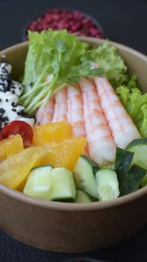 Karides, deniz ürünleri, pirinç, portakal, soslu domates. Tasarımınız için karidesli kase.