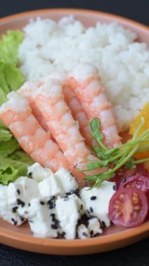 Karides, deniz ürünleri, pirinç, portakal, soslu domates. Tasarımınız için karidesli kase.