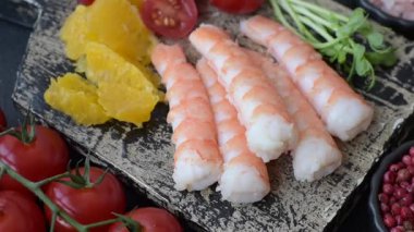 Karides, deniz ürünleri, pirinç, portakal, soslu domates. Tasarımınız için karidesli kase.