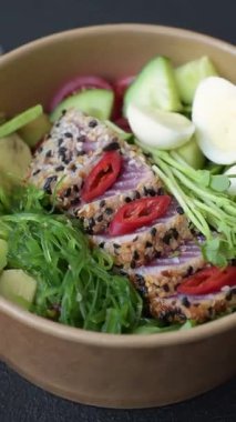 Deniz ürünleri kasesi, ton balıklı fileto pilav, portakal, domates ve sos. Tasarımınız için yiyecek kaynağı olarak ton balığı kasesi.