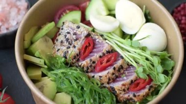 Deniz ürünleri kasesi, ton balıklı fileto pilav, portakal, domates ve sos. Tasarımınız için yiyecek kaynağı olarak ton balığı kasesi.