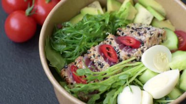 Deniz ürünleri kasesi, ton balıklı fileto pilav, portakal, domates ve sos. Tasarımınız için yiyecek kaynağı olarak ton balığı kasesi.