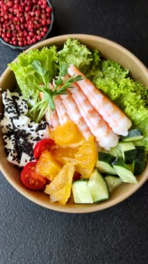 Karides, deniz ürünleri, pirinç, portakal, soslu domates. Tasarımınız için karidesli kase.