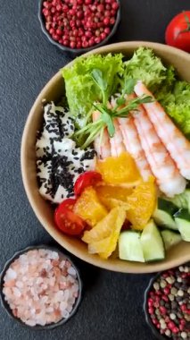 Karides, deniz ürünleri, pirinç, portakal, soslu domates. Tasarımınız için karidesli kase.