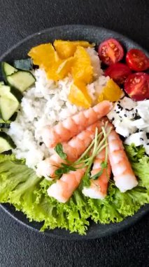 Karides, deniz ürünleri, pirinç, portakal, soslu domates. Tasarımınız için karidesli kase.