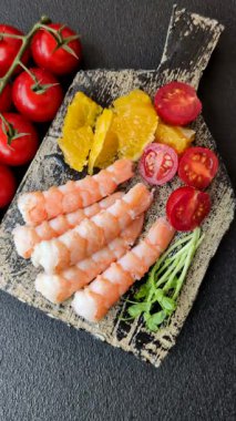 Karides, deniz ürünleri, pirinç, portakal, soslu domates. Tasarımınız için karidesli kase.