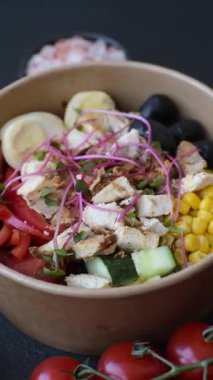 Tavuklu kase, pilav, domates, biber ve mikroyeşillik. Tasarımınız için arka planda tavuklu kase